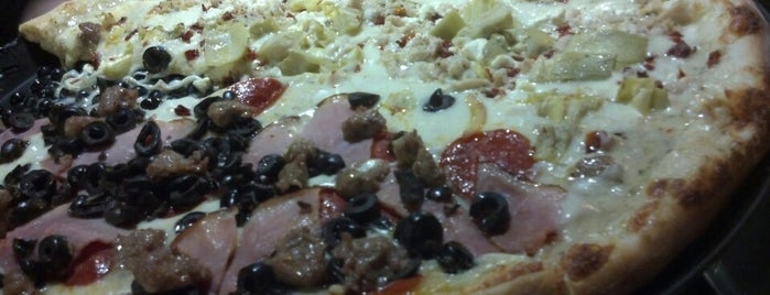 Michael's Pizza is one of Lieux qui ont plu à Mark.