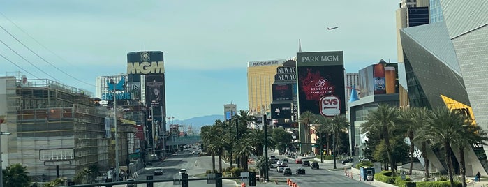 Cosmopolitan Walkway is one of Vegas.
