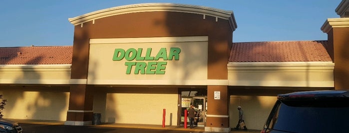 Dollar Tree is one of สถานที่ที่ Ellia ถูกใจ.
