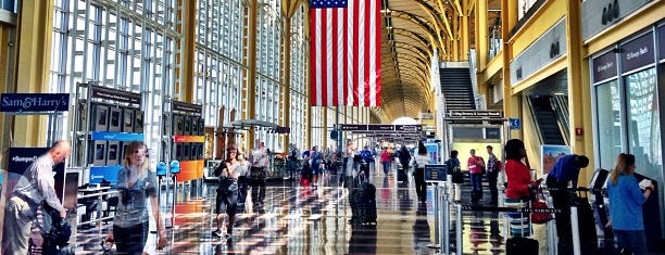 Aeropuerto Nacional de Washington Ronald Reagan (DCA) is one of Lugares favoritos de Scott.