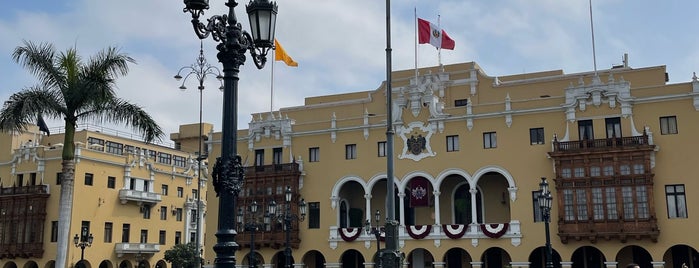 Plaza de Armas Luna is one of Lima for a Day.