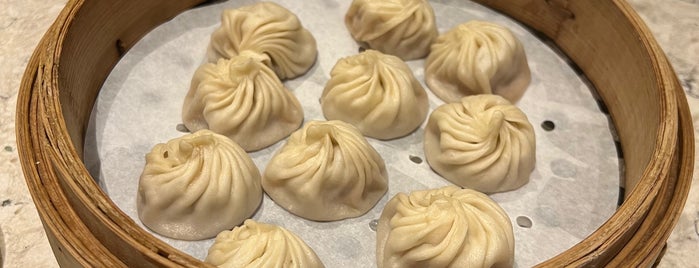 Din Tai Fung is one of Lugares guardados de Whit.