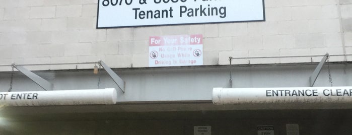 Parking Garage is one of Orte, die Tammy gefallen.