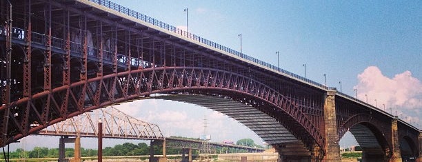 Eads Bridge is one of What makes St. Louis AWESOME!!!.