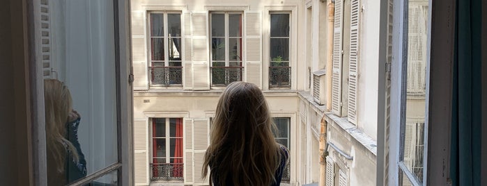 A room in Paris is one of Lieux qui ont plu à Yuri.