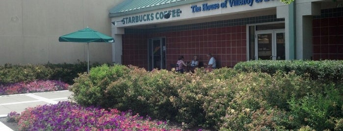Starbucks is one of Orte, die Ronnie gefallen.