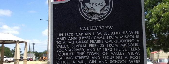 Valley View Square is one of Orte, die Lisa gefallen.