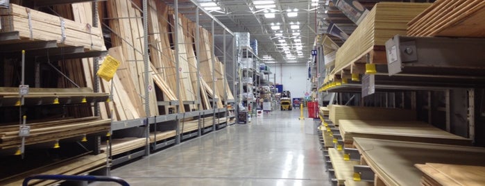 Lowe's is one of Lugares favoritos de Darrell.