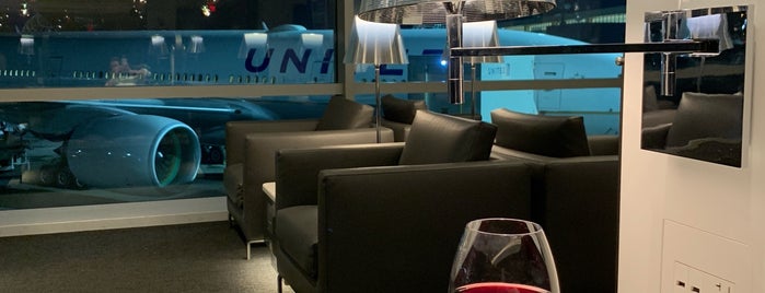 United Polaris Lounge is one of Tempat yang Disukai Benjamin.