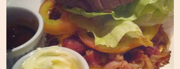 Figone Burger and Cafe is one of Altamente recomendáveis....