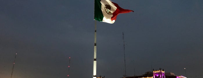 Plaza de la Constitución (Zócalo) is one of Lugares favoritos de Jota.