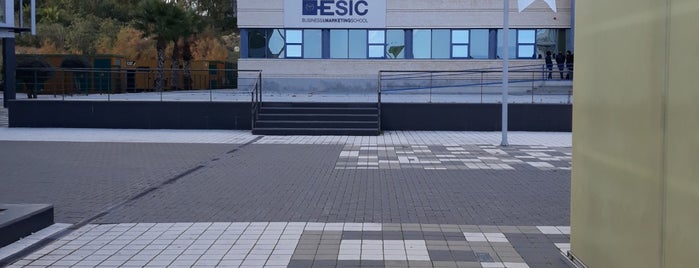 ESIC Málaga is one of สถานที่ที่ Fj ถูกใจ.