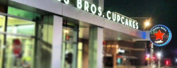Jones Bros. Cupcakes is one of สถานที่ที่บันทึกไว้ของ Caroline.