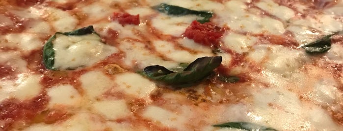 Pizzeria Sorbillo is one of çetinさんの保存済みスポット.