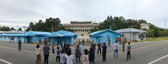 Panmunjeom/Joint Security Area is one of สถานที่ที่ Brian ถูกใจ.