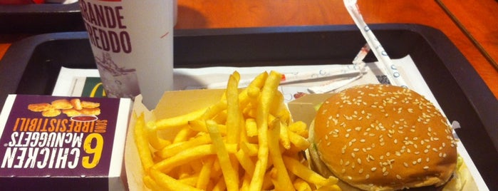 McDonald's is one of Locais curtidos por Manuela.