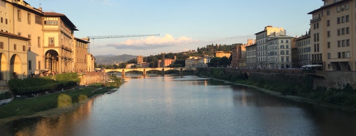 Ponte Vecchio is one of สถานที่ที่ Manuela ถูกใจ.