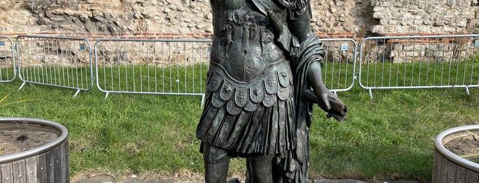 Statue of Emperor Trajan is one of London.