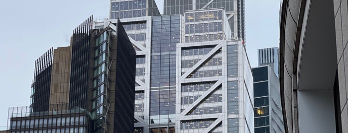 Salesforce Tower is one of פייסבוק לונדון.