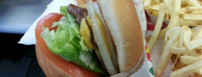 In-N-Out Burger is one of สถานที่ที่ Bruce ถูกใจ.