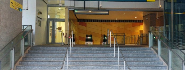 Bencoolen MRT Station (DT21) is one of Darren : понравившиеся места.