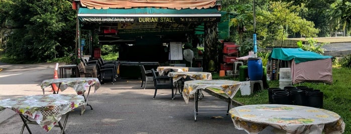 Durian Stall Wan Li Xiang Ah Di is one of Lugares favoritos de James.