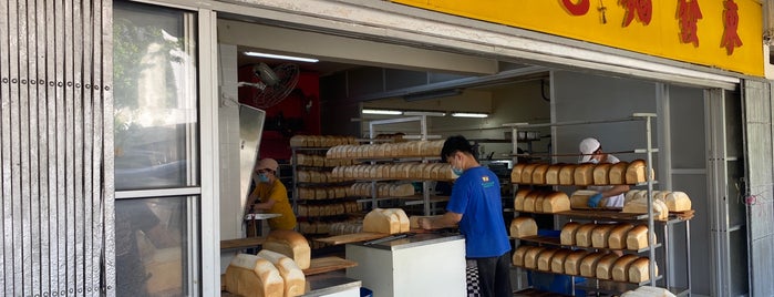 Thong Huat Breads & Cakes Manufactory is one of Micheenli Guide: Fresh bread/pastries in Singapore.