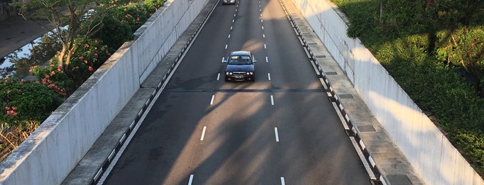 Dunearn Underpass is one of Non Standard Roads in Singapore.