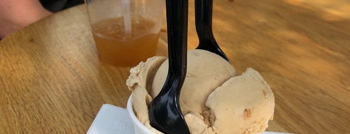 McConnell's Fine Ice Cream is one of Locais curtidos por Larisa.