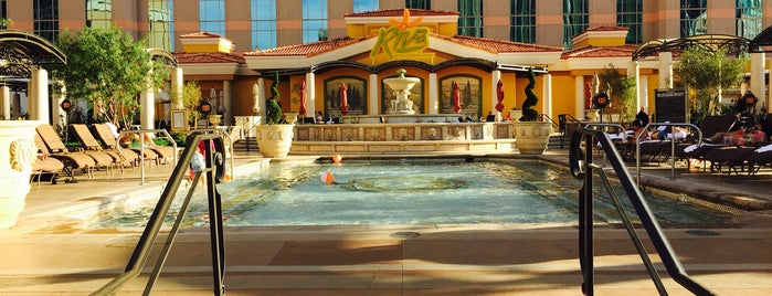 The Venetian Pool is one of Tempat yang Disukai Lindsey.