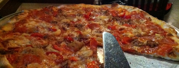 Pete's New Haven Style Apizza is one of Lugares favoritos de Matthew.