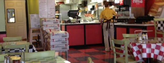 Island Slice Pizza is one of สถานที่ที่ Ashley ถูกใจ.