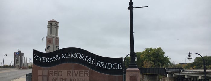 Veterans Memorial Bridge is one of Lugares favoritos de Kristen.