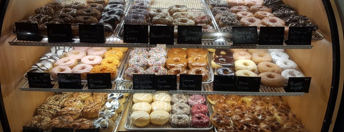 Sugar Shack Donuts & Coffee is one of Tempat yang Disukai Jennifer.