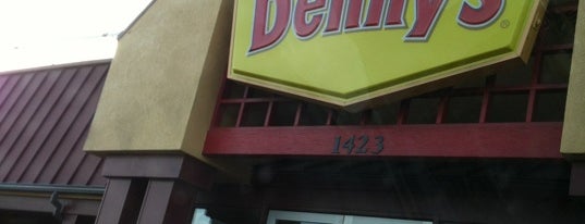 Denny's is one of Lugares favoritos de Christina.