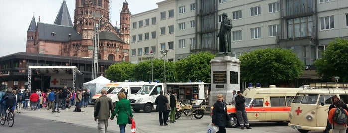 Gutenbergplatz is one of Lugares favoritos de Horacio.