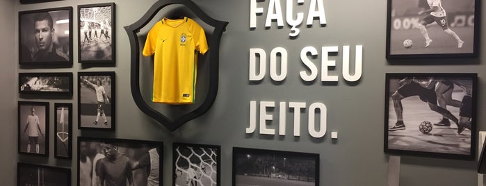 Nike Factory Store is one of Locais curtidos por Jefferson.