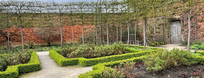 The Alnwick Garden is one of Lugares favoritos de Tristan.