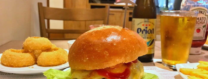 Doug's Burger is one of Tempat yang Disukai Samuel.