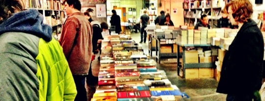 Harvard Bookstore Warehouse is one of Tempat yang Disimpan Amber.