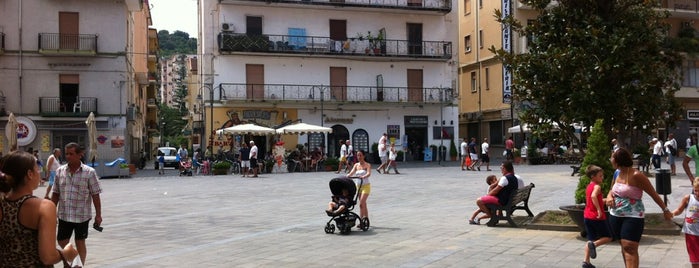 Piazza Agropoli is one of Lugares favoritos de Elena.