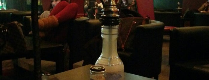 Moe's Hookah Lounge is one of Locais curtidos por Henry.