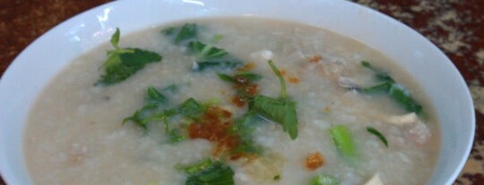 chai leng park seafood porridge is one of food.