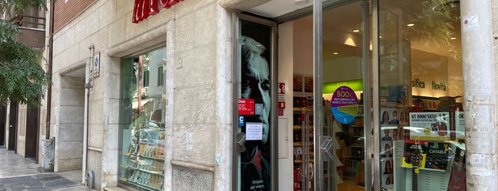 la Feltrinelli is one of Negozi.