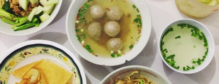 Pangsit Mie dan Bakso Bu Eddy is one of The 20 best value restaurants in Kediri, Indonesia.