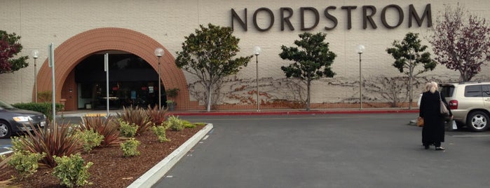 Nordstrom Stanford Shopping Center is one of Lugares favoritos de Joseph.