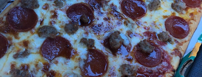 Ledo Pizza is one of SLICK'ın Kaydettiği Mekanlar.