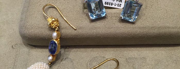 Lang Antique & Estate Jewelry is one of Locais curtidos por Scott.