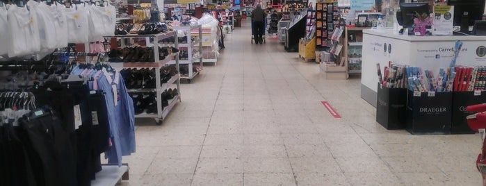 Carrefour is one of Centros Comerciales.