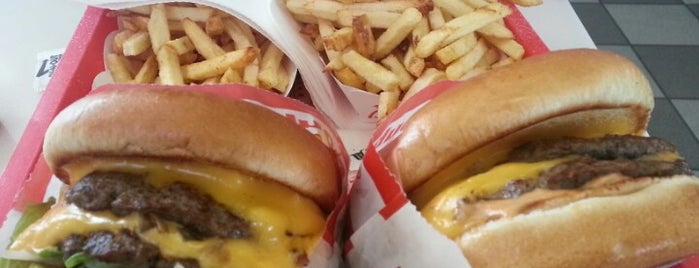 In-N-Out Burger is one of สถานที่ที่ Mary Toña ถูกใจ.